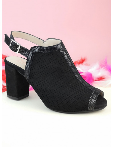 Sandalias cubiertas de ante perforado negro, Blooming, Bella B, pies pequeños, zapatos de pies pequeños