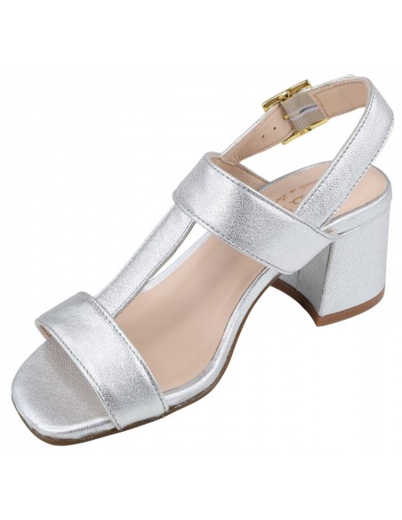 Sandales cuir argent – Détail bride et boucle dorée
