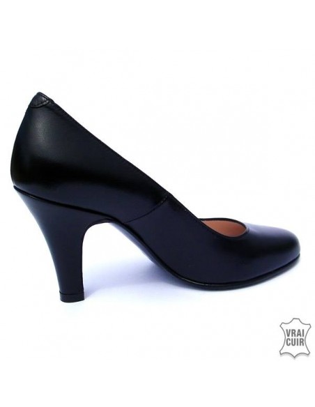 Black leather heeled pumps