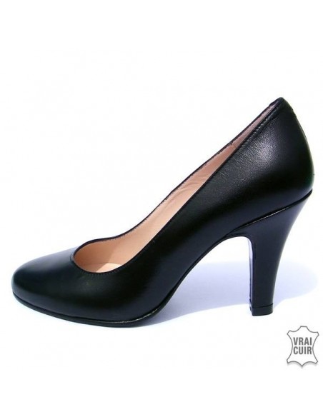 Black leather heeled pumps