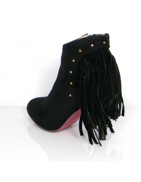 Actinidia black boots