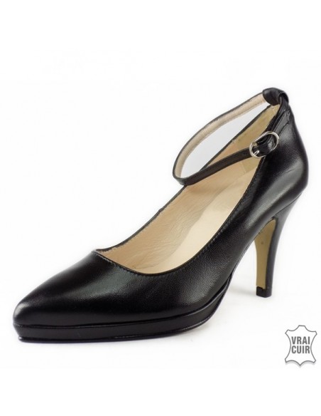 Women&#39;s black pumps with platform and strap