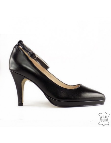 Women&#39;s black pumps with platform and strap
