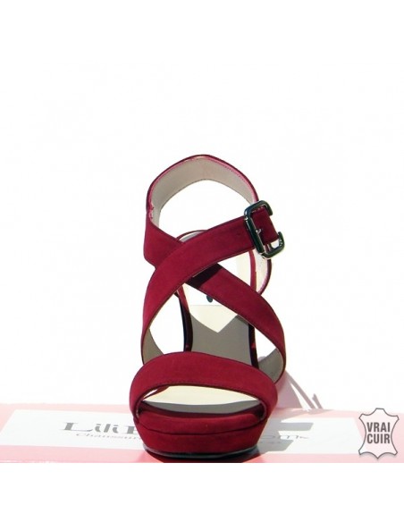 Sandali rossi con tacco alto da donna di piccole dimensioni