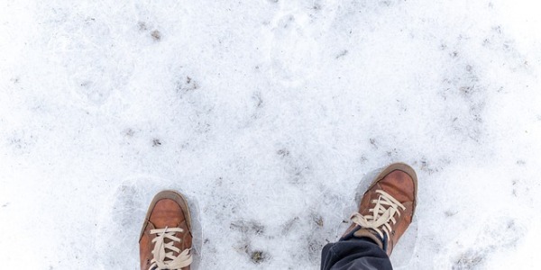 Chaussures d’hiver : comment ne pas glisser sur un sol glacé ?